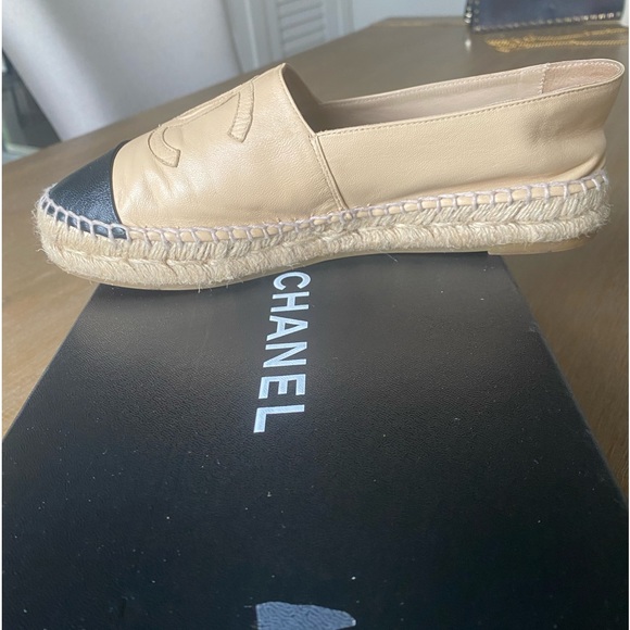 CHANEL
Interlocking CC Logo Leather Espadrilles - Picture 11 of 15